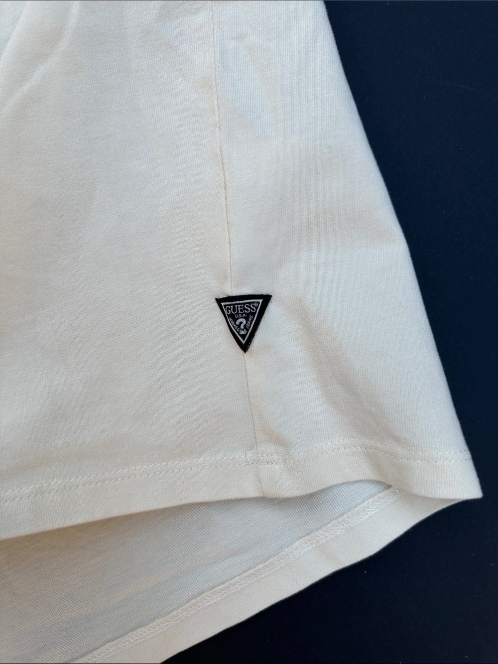 New GUESS White Short-Sleeve Tee with Tropical Crest Graphic SZ L - Picture 9 of 9